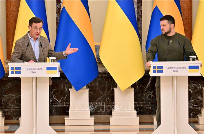 Tổng thống Ukraine Volodymyr Zelensky (phải) và Thủ tướng Thụy Điển Ulf Kristersson trong cuộc họp báo ở Kiev ngày 15/2/2023. Ảnh: AFP/TTXVN