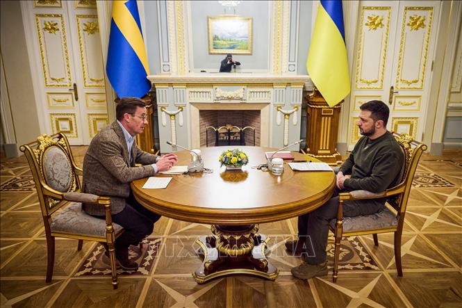 Tổng thống Ukraine Volodymyr Zelensky (phải) và Thủ tướng Thụy Điển Ulf Kristersson trong cuộc hội đàm ở Kiev, ngày 15/2/2023. Ảnh: AFP/TTXVN