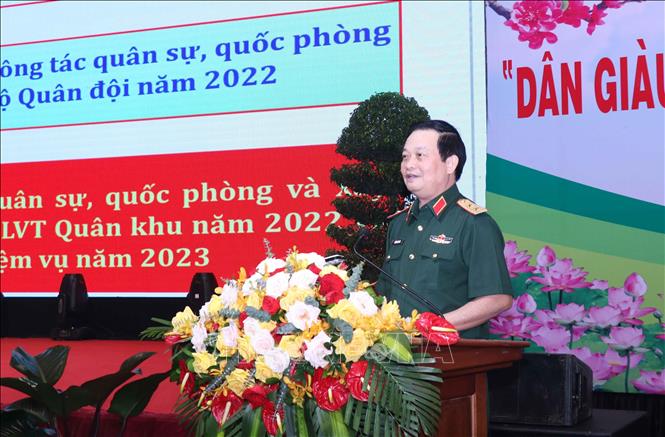 Trong ảnh: Trung tướng Trần Hoài Trung, Chính ủy Quân khu 7, phát biểu tại buổi gặp mặt tướng lĩnh, cán bộ quân đội nghỉ hưu, nghỉ công tác trên địa bàn Quân khu. Ảnh: Xuân Khu-TTXVN.