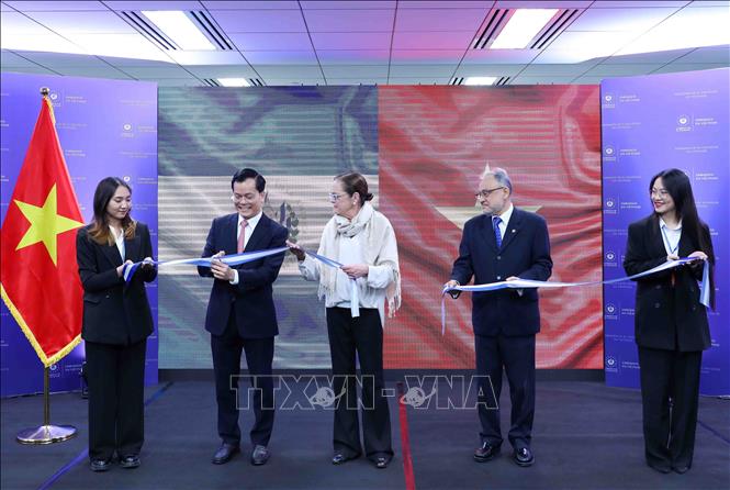 El Salvador’s Minister of Foreign Affairs Alexandra Hill Tinoco and Vietnam’s Foreign Deputy Minister Ha Kim Ngoc cut the ribbon to open the embassy. VNA Photo: An Đăng 