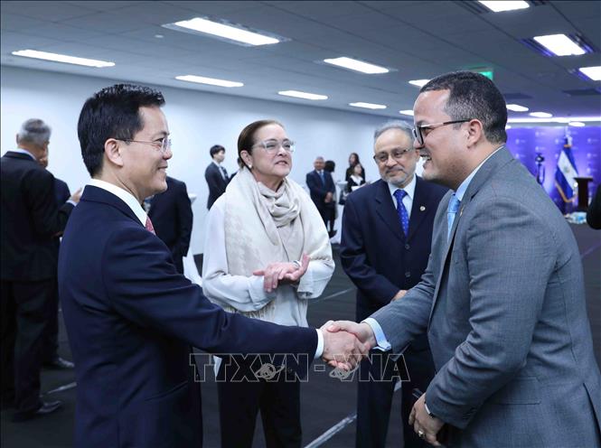 El Salvador’s Minister of Foreign Affairs Alexandra Hill Tinoco, Vietnam’s Foreign Deputy Minister Ha Kim Ngoc and other delegates. VNA Photo: An Đăng 