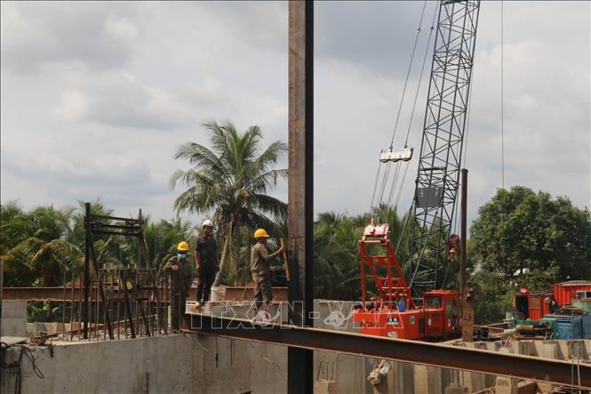 Công nhân trên công trình cống Cây Cồng. Ảnh: Minh Trí – TTXVN