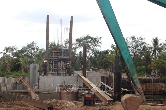 Công nhân trên công trình cống Cây Cồng. Ảnh: Minh Trí – TTXVN