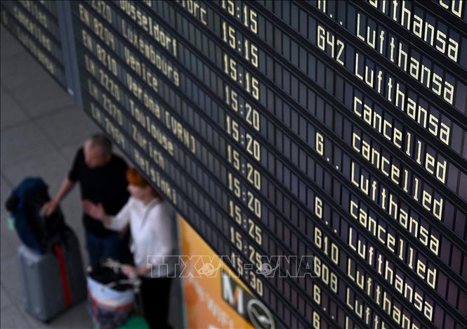 Trong ảnh: Danh sách các chuyến bay bị hủy do đình công tại sân bay Franz-Josef-Strauss ở Munich, Đức. Ảnh: AFP/TTXVN