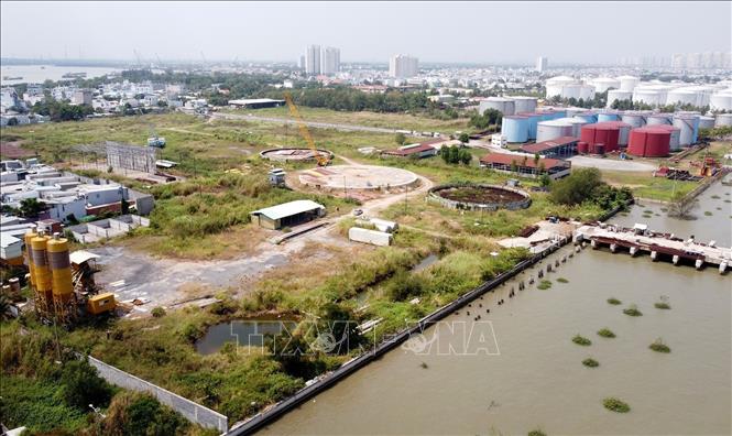 Trong ảnh: Tổng kho xăng dầu Phú Xuân - Nhà Bè, công trình cơ khí trọng điểm tại Thành phố Hồ Chí Minh, đang mòn mỏi chờ “giải cứu”. Ảnh: Hồng Đạt - TTXVN

