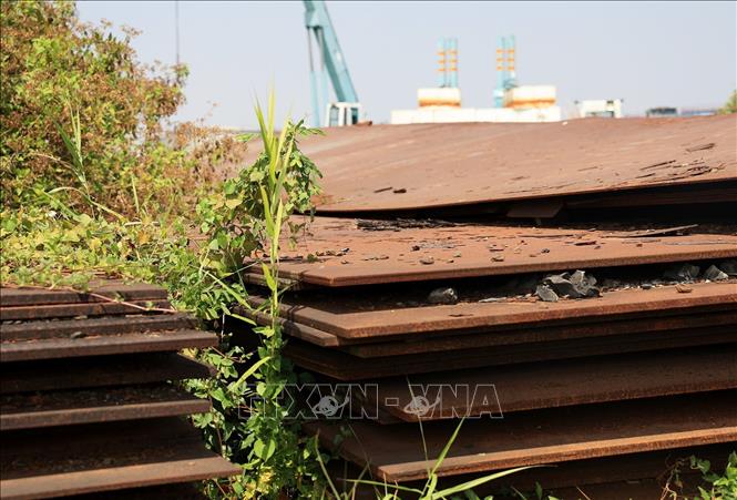 Trong ảnh: Nhiều hạng mục, máy móc bị xuống cấp, hư hỏng trong Tổng kho xăng dầu Phú Xuân - Nhà Bè. Ảnh: Hồng Đạt - TTXVN
