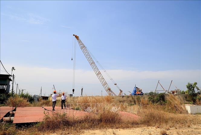 Trong ảnh: Cảnh hoang tàn bên trong Tổng kho xăng dầu Phú Xuân - Nhà Bè. Ảnh: Hồng Đạt - TTXVN
