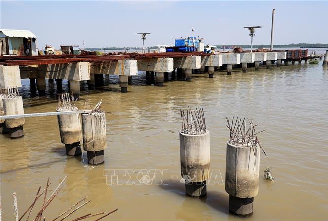 Trong ảnh: Phần cầu cảng thi công dở dang trơ cốt thép. Ảnh: Hồng Đạt - TTXVN
