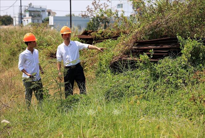Trong ảnh: Nguyên vật liệu gỉ sét, cỏ dại bám đầy trong Tổng kho dự trữ 450.000 m3 xăng dầu tại huyện Nhà Bè, Thành phố Hồ Chí Minh. Ảnh: Hồng Đạt - TTXVN
