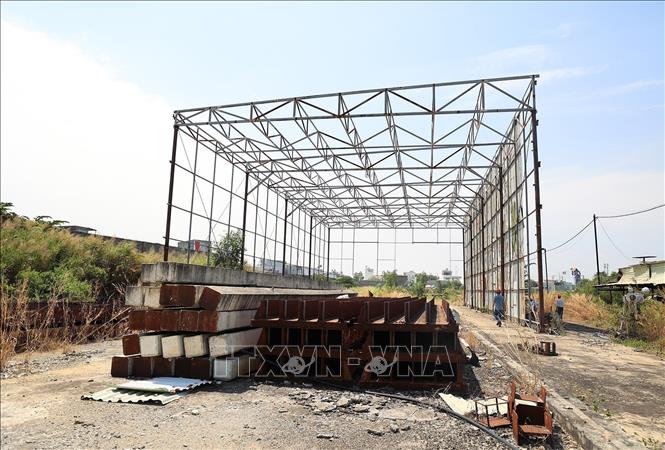 Trong ảnh: Khu vực nhà lồng trong Tổng kho xăng dầu Phú Xuân - Nhà Bè còn nguyên khung chưa hoàn thiện, nguyên vật liệu đều xuống cấp, hư hỏng. Ảnh: Hồng Đạt - TTXVN

