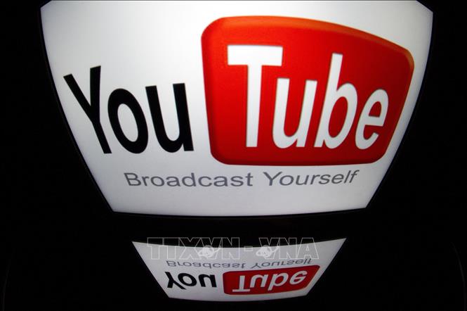 (Tư liệu) Biểu tượng Youtube trên màn hình máy tính bảng. Ảnh: AFP/ TTXVN