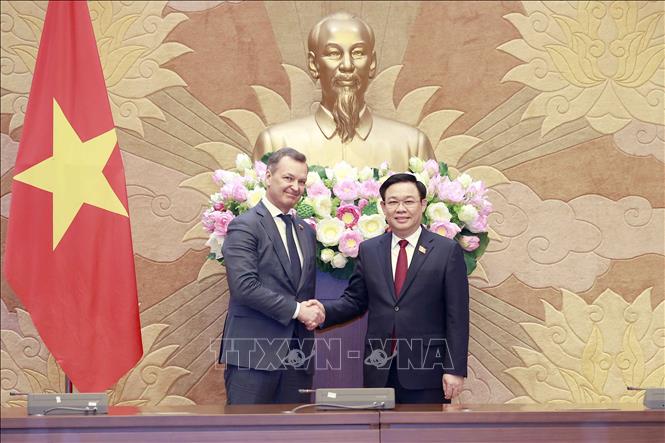 NA Chairman Vuong Dinh Hue welcomes Andrey Vladimirovich Yatskin, First Deputy Chairman of the Council of Federation (upper house) of the Federal Assembly of the Russian Federation. VNA Photo: Doãn Tấn
