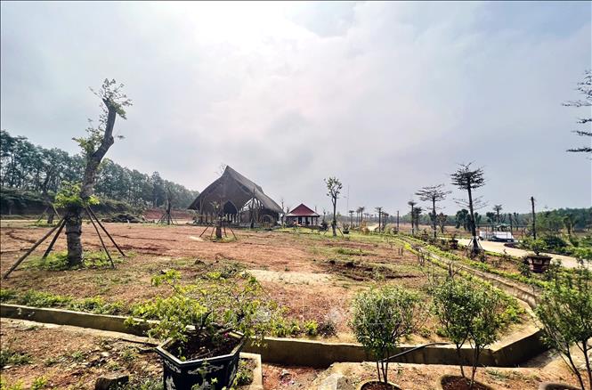 Dự án “Khu giáo dục trải nghiệm Trưng Vương Garden” chưa được chấp thuận chủ trương đầu tư, chưa chuyển đổi mục đích sử dụng đất, chưa được cấp phép xây dựng đã được xây dựng nhiều hạng mục kiên cố. Ảnh: Nguyên Linh-TTXVN