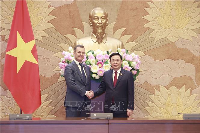 NA Chairman Vuong Dinh Hue welcomes Andrey Vladimirovich Yatskin, First Deputy Chairman of the Council of Federation (upper house) of the Federal Assembly of the Russian Federation. VNA Photo: Doãn Tấn
