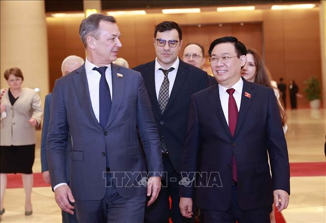 NA Chairman Vuong Dinh Hue welcomes Andrey Vladimirovich Yatskin, First Deputy Chairman of the Council of Federation (upper house) of the Federal Assembly of the Russian Federation. VNA Photo: Doãn Tấn