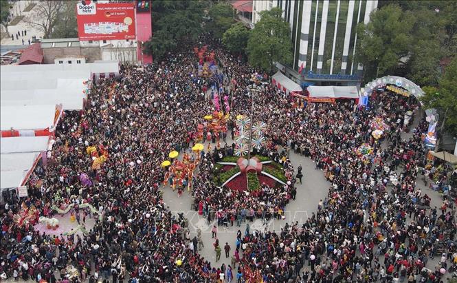Lễ rước lễ rước kiệu ông Tuần Tranh từ Đền Tả Phủ về lại Đền Kỳ Cùng sau khi tạ nghĩa với ông Thân Công Tài đi qua các dãy phố tại thành phố Lạng Sơn thu hút hàng vạn người dân và du khách. Ảnh: Anh Tuấn – TTXVN