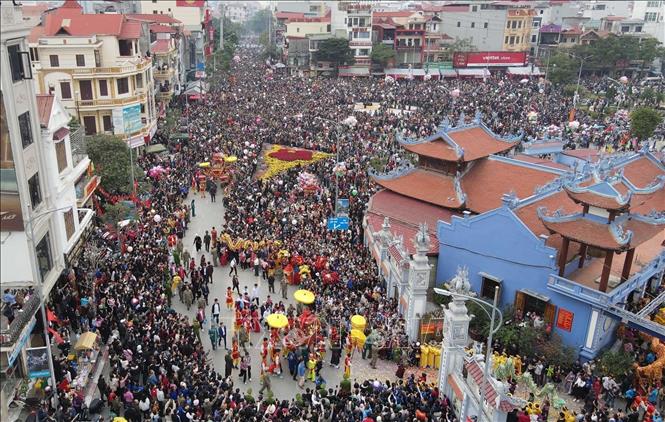 Lễ rước lễ rước kiệu ông Tuần Tranh từ Đền Tả Phủ về lại Đền Kỳ Cùng sau khi tạ nghĩa với ông Thân Công Tài đi qua các dãy phố tại thành phố Lạng Sơn thu hút hàng vạn người dân và du khách. Ảnh: Anh Tuấn – TTXVN