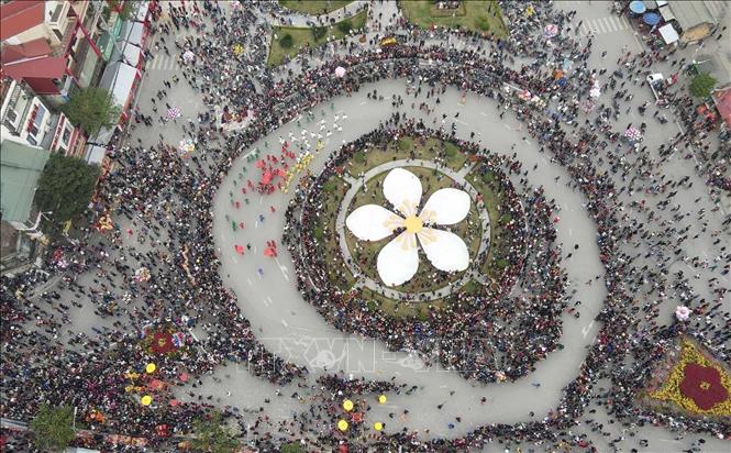 Lễ rước lễ rước kiệu ông Tuần Tranh từ Đền Tả Phủ về lại Đền Kỳ Cùng sau khi tạ nghĩa với ông Thân Công Tài đi qua các dãy phố tại thành phố Lạng Sơn thu hút hàng vạn người dân và du khách. Ảnh: Anh Tuấn – TTXVN