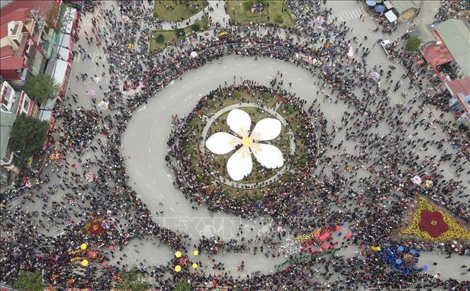 Lễ rước lễ rước kiệu ông Tuần Tranh từ Đền Tả Phủ về lại Đền Kỳ Cùng sau khi tạ nghĩa với ông Thân Công Tài đi qua các dãy phố tại thành phố Lạng Sơn thu hút hàng vạn người dân và du khách. Ảnh: Anh Tuấn – TTXVN