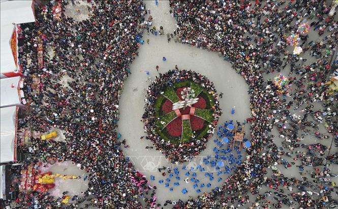 Lễ rước lễ rước kiệu ông Tuần Tranh từ Đền Tả Phủ về lại Đền Kỳ Cùng sau khi tạ nghĩa với ông Thân Công Tài đi qua các dãy phố tại thành phố Lạng Sơn thu hút hàng vạn người dân và du khách. Ảnh: Anh Tuấn – TTXVN