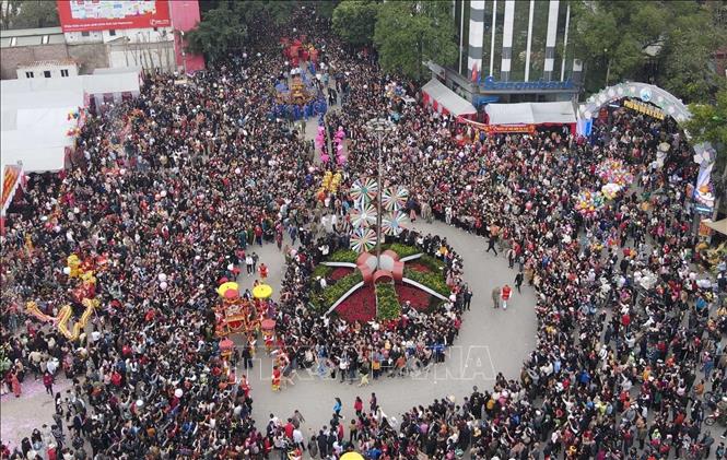 Lễ rước lễ rước kiệu ông Tuần Tranh từ Đền Tả Phủ về lại Đền Kỳ Cùng sau khi tạ nghĩa với ông Thân Công Tài đi qua các dãy phố tại thành phố Lạng Sơn thu hút hàng vạn người dân và du khách. Ảnh: Anh Tuấn – TTXVN