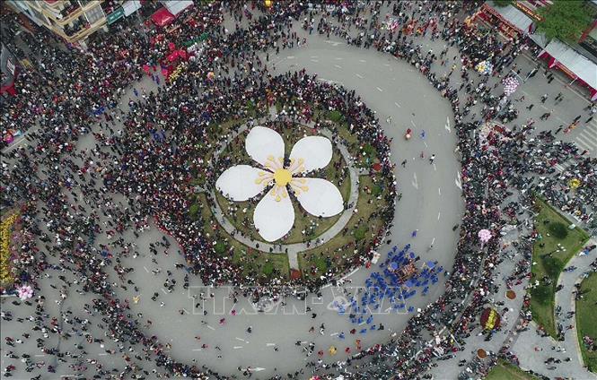 Lễ rước lễ rước kiệu ông Tuần Tranh từ Đền Tả Phủ về lại Đền Kỳ Cùng sau khi tạ nghĩa với ông Thân Công Tài đi qua các dãy phố tại thành phố Lạng Sơn thu hút hàng vạn người dân và du khách. Ảnh: Anh Tuấn – TTXVN