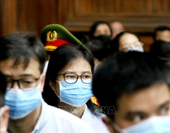 Trong ảnh: Bị cáo chủ mưu Hoàng Thị Thúy Nga (đeo kính) và các bị cáo trong vụ án. Ảnh: Thành Chung - TTXVN