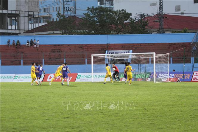Một pha bóng nguy hiểm. Ảnh: Đặng Tuấn - TTXVN