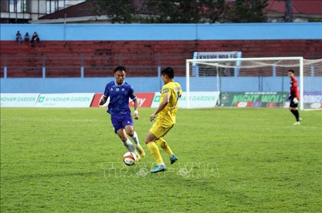 Đội Sông Lam Nghệ An với đấu pháp phòng ngự phản công không cho đội Khánh Hòa có cơ hội ghi bàn trong hiệp 1. Ảnh: Đặng Tuấn - TTXVN