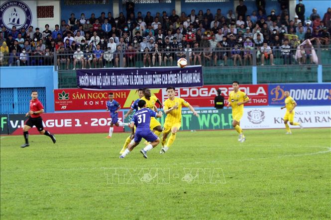 Ngay những phút đầu hiệp 1, Sông Lam Nghệ An có nhiều pha bóng nguy hiểm về phía khung thành của chủ nhà. Ảnh: Đặng Tuấn - TTXVN