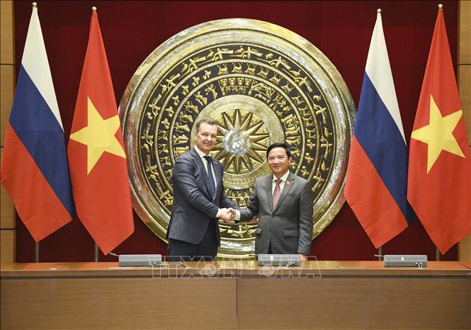 NA Vice Chairman Nguyen Khac Dinh and First Deputy Speaker of the Federation Council of Federal Assembly of Russia (upper house) Andrey Yatskin. VNA Photo