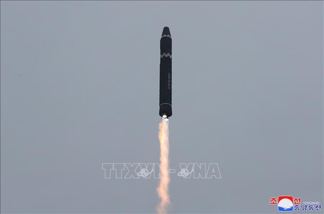 Trong ảnh (do Hãng thông tấn Trung ương Triều Tiên KCNA đăng phát): Tên lửa đạn đạo liên lục địa của Triều Tiên được phóng thử tại sân bay quốc tế Bình Nhưỡng ngày 18/2/2023. Ảnh: KCNA/TTXVN