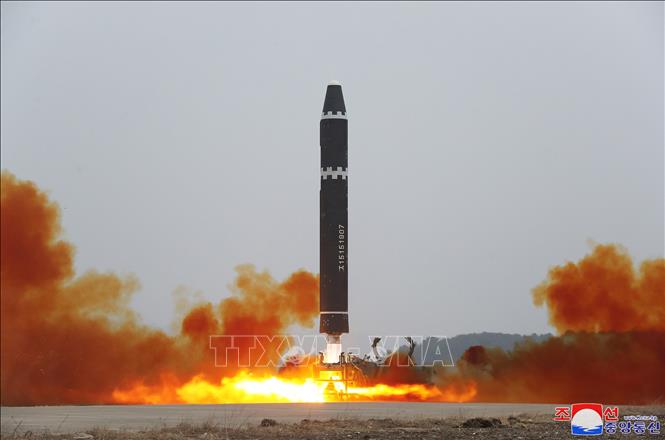 Trong ảnh (do Hãng thông tấn Trung ương Triều Tiên KCNA đăng phát): Tên lửa đạn đạo liên lục địa của Triều Tiên được phóng thử tại sân bay quốc tế Bình Nhưỡng ngày 18/2/2023. Ảnh: KCNA/TTXVN