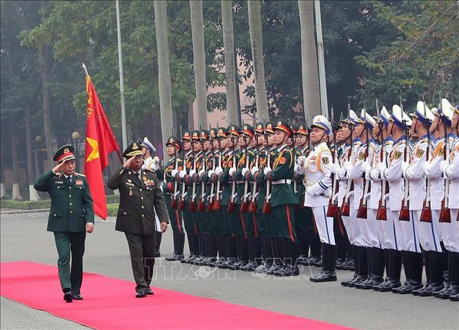 Minister of National Defence Gen. Phan Van Giang and Cambodian Deputy Prime Minister and Minister of National Defence, Gen. Tea Banh, review the guards of honour. VNA Photo: Trọng Đức