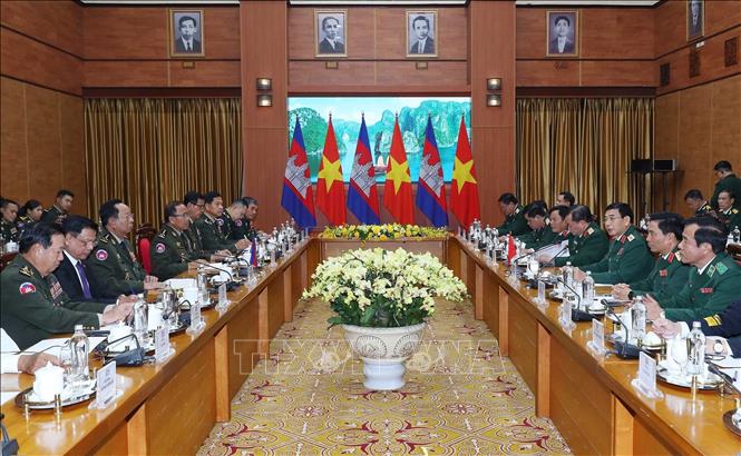 A view of the talks between the Minister of National Defence Gen. Phan Van Giang and visiting Cambodian Deputy Prime Minister and Minister of National Defence, Gen. Tea Banh. VNA Photo: Trọng Đức