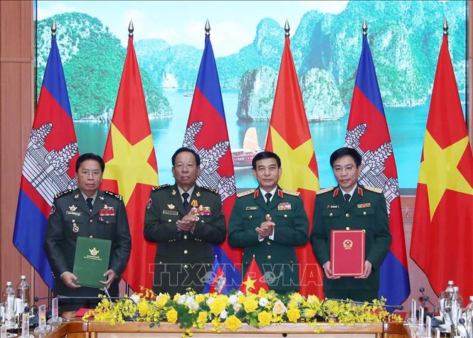 The ministers ink the 2023 cooperation plan and witness the signing of the two defence ministries’ memorandum of understanding on cooperation in military and defence law after talks. VNA Photo: Trọng Đức
