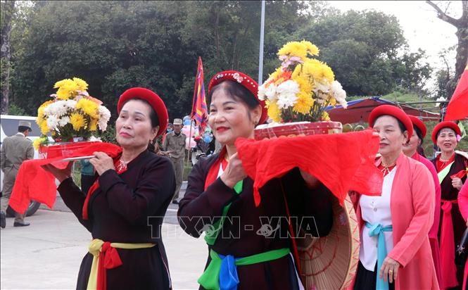 Trong ảnh: Rước lễ lên chùa. Ảnh: Văn Đức - TTXVN
