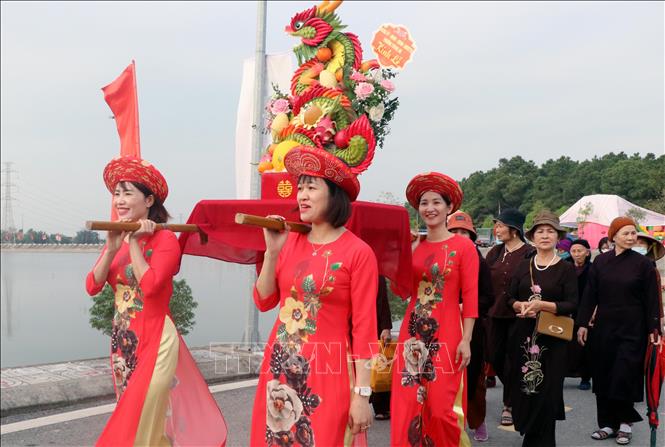 Trong ảnh: Rước lễ lên chùa. Ảnh: Văn Đức - TTXVN
