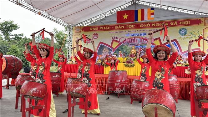 Trong ảnh: Màn trống hội khai mạc lễ hội. Ảnh: Văn Đức - TTXVN
