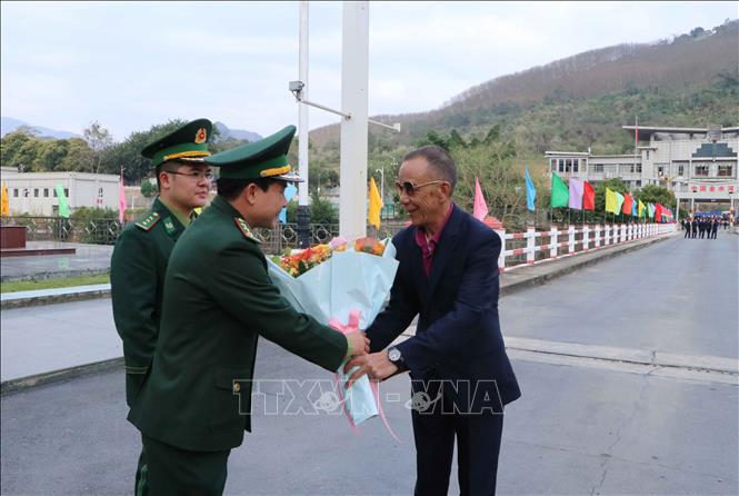 Trong ảnh: Tặng hoa cho ông Trần Trung Minh ở thấn Kim Thuỷ Hà, huyện Kim Bình, tỉnh Vân Nam (Trung Quốc) nhập cảnh vào Việt Nam qua Cửa khẩu Quốc tế Ma Lù Thàng. Ảnh: Nguyễn Oanh-TTXVN.