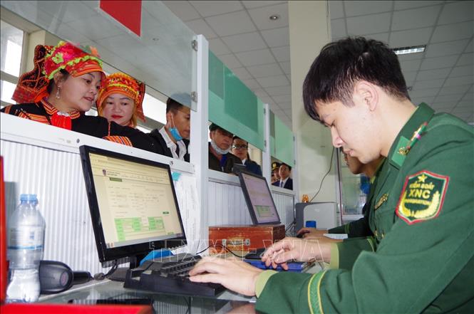 Trong ảnh: Cán bộ Cửa khẩu Quốc tế Ma Lù Thàng làm thủ tục xuất cảnh cho người dân Việt Nam sang Trung Quốc. Ảnh: Nguyễn Oanh-TTXVN.