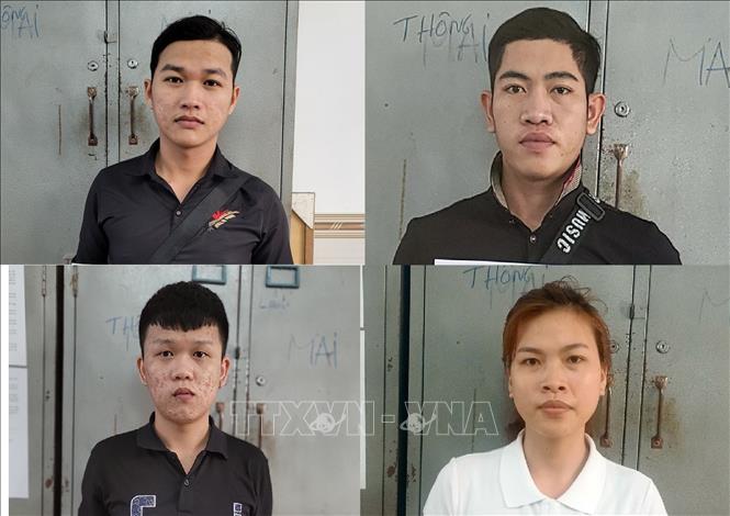 Những người tham gia đánh bạc thông qua game bắn cá tại trụ sở Công an. Ảnh: TTXVN phát