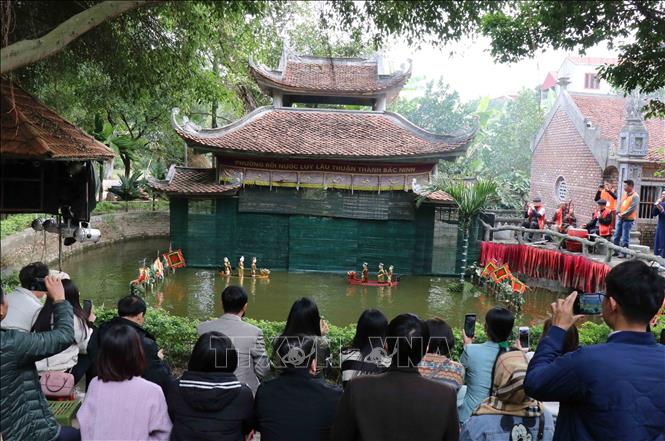 Trong ảnh: Du khách xem rối nước tại Trung tâm bảo tồn văn hóa dân gian Luy Lâu, huyện Thuận Thành, tỉnh Bắc Ninh. Ảnh: Thanh Thương - TTXVN