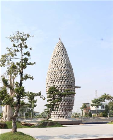 Trong ảnh: Tháp cối đá là một trong những nét kiến trúc độc đáo hút giới trẻ tại Bắc Ninh. Ảnh: Thanh Thương - TTXVN