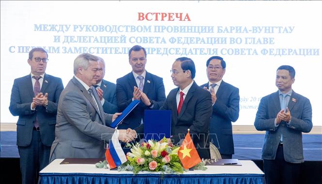 Leaders of the southern province of Ba Ria - Vung Tau and Russian province of Rostov Oblast sign the meeting minutes with discussed agreements for future signing. VNA Photo: Đoàn Mạnh Dương