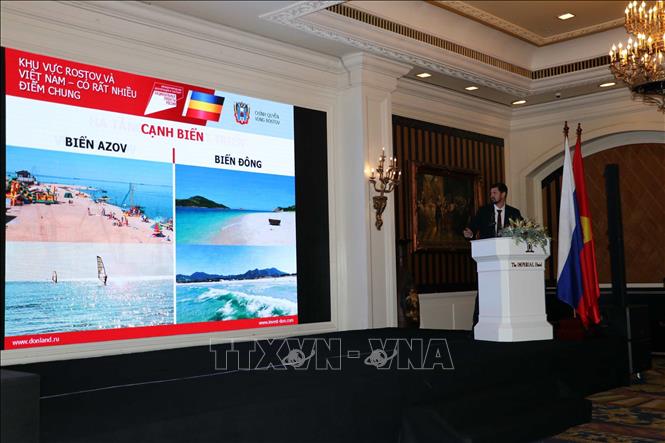 A representative of the administration of Rostov Oblast introducing the province's cooperation opportunities. VNA Photo: Đoàn Mạnh Dương