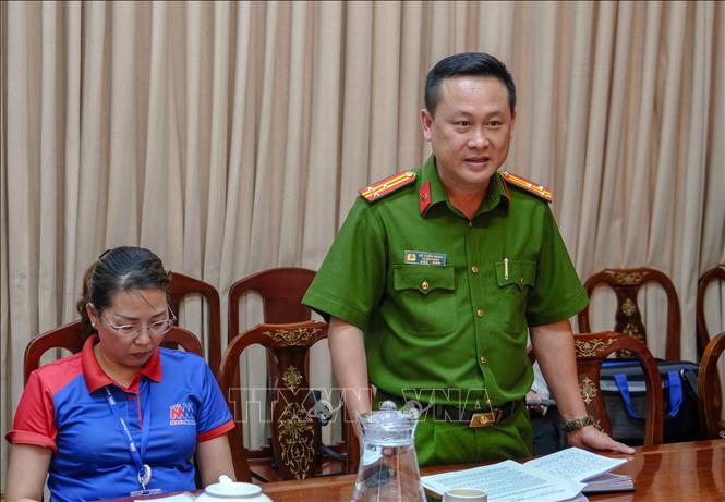 Thượng tá Võ Tuấn Ngọc, Trưởng phòng Cảnh sát hình sự (Công an thành phố Cần Thơ) thông tin việc triệt phá tụ điểm đánh bạc bằng game bắn cá trong khu vui chơi tại một siêu thị trên địa bàn quận Cái Răng. Ảnh: Thanh Liêm - TTXVN