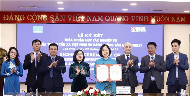VNA General Director Vu Viet Trang signs the documents at the ceremony. VNA Photo: An Đăng