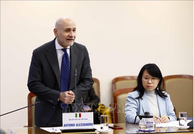 Italian Ambassador to Vietnam Antonio Alessandro speaks at the signing ceremony. VNA Photo: An Đăng