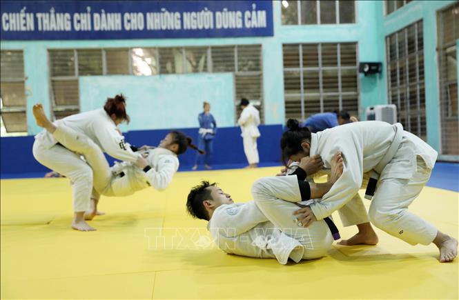 Jujitsu artists practice for Asian Championship and 32nd SEA Games. VNA Photo: Hoàng Hiếu